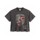 Remera de manga corta con efecto lavado ácido y corte boxy fit, color negro. Presenta un gran estampado frontal con un escudo de estilo automovilístico y la frase "Need $$ For A Fagade".