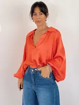 Camisa verde lima de viscosa con cuello clásico, mangas largas abullonadas y puños con botón.