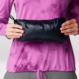 Campera puffer de plumón con cierre frontal completo y cuello alto. Presenta un diseño acolchado horizontal, bolsillos laterales con cierre y puños con terminación elástica. Es una prenda liviana, resistente a la intemperie y compactable.