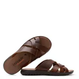 Sandalias de cuero marrón para hombre, con diseño de tiras cruzadas y suela plana con textura.