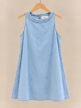 Vestido corto de jean sin mangas, con silueta amplia de corte evasé y cuello redondo. Confeccionado por la marca Magnolia.