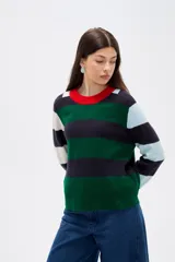 Sweater de tejido de punto con diseño de rayas horizontales en tonos marrones, beige y rosa. Presenta cuello redondo, corte holgado y mangas largas con puños en contraste.