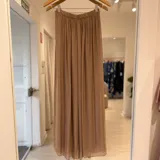 Pantalón ancho color tostado, de tiro alto con cintura fruncida elástica y caída fluida.