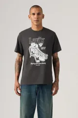 Remera de corte relajado color gris oscuro, con estampado gráfico frontal de un hot dog con sombrero en una silla de playa y texto alusivo.