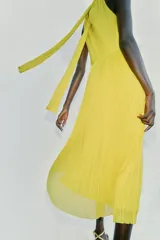 Vestido midi amarillo con diseño plisado, cuello halter y cintura elástica.