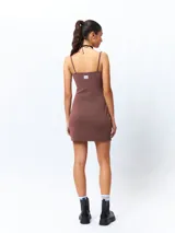 Vestido corto marrón de punto elastizado, con breteles finos.