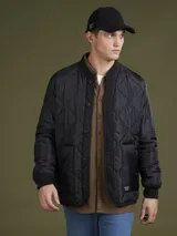 Campera acolchada verde militar con cuello mao, cierre frontal con botones a presión y bolsillos laterales.