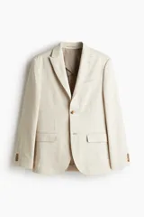 Blazer de botonadura sencilla confeccionado en una mezcla de lino y lyocell. Presenta solapas de pico, cierre frontal de dos botones, bolsillos delanteros con solapa, bolsillo superior y botones decorativos en los puños. Incluye abertura doble en la parte posterior y forro interior.