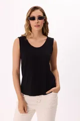 Musculosa negra de algodón liviano, suave y fresco, con cuello amplio y terminaciones sutiles.