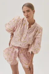 Short con volados estampado, confeccionado en tela de algodón con seda.
