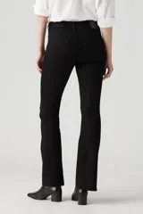 Jean Levi's 725 High Rise Bootcut de mujer, color negro, ajustado en cadera y muslos, con cintura alta y pierna acampanada. Confeccionado con tecnología Levi's® Sculpt con Hypersoft para mayor comodidad y elasticidad.