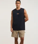 Bermuda Blue Steel de corte clásico, confeccionada en tejido ripstop de poliamida con elastano, en color verde militar. Cuenta con cintura elástica con cordón de ajuste interno, bolsillos laterales y un bolsillo con cierre en el lateral del muslo.