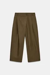 Pantalón cropped de tiro medio con diseño de pinzas en el delantero, bolsillos laterales y bolsillos de vivo en la parte trasera. Cuenta con trabillas en la cintura y cierre frontal con cremallera y botón.