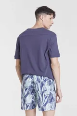 Short de baño azul con estampado de naranjas y hojas verdes.