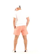 Short de baño amarillo con cintura elástica y logo pequeño en la pierna.