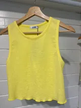 Musculosa fucsia de tejido suave y elástico, con terminaciones delicadas.