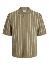 Polo de punto con fit relajado y diseño estructurado. Tejido estilo urbano con cuello tipo camisa, cierre con botones y mangas cortas.