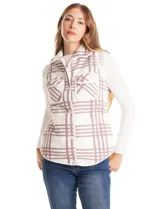 Chaleco reversible marca Weekend Routine. Un lado es de sherpa con estampado a cuadros en tonos rosados y blancos, y el otro lado es capitoneado blanco con diseño de rombos. Cuenta con cuello alto, cierre frontal con broches a presión, bolsillos frontales con solapa y jareta interna en la cintura para ajustar.