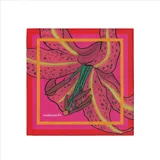 Pañuelo cuadrado de seda premium color fucsia con estampado de un lirio rojo, verde y amarillo.