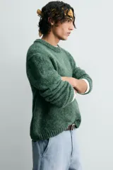 Jersey de hombre de corte relajado, tejido en hilado texturado color verde bosque, con cuello redondo y manga larga.