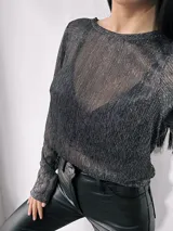 Remera de lurex plateada con cuello redondo y mangas largas.