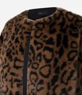 Saco de pelo sintético con estampado animal print, de corte recto y largo estándar. Presenta cuello redondo, manga larga y cierre frontal oculto.