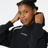 Canguro New Balance de corte holgado, color negro, con capucha y bandas blancas decorativas en los hombros. Presenta el logo de la marca estampado en el centro del pecho, mangas largas con puños acanalados y dobladillo inferior también acanalado.