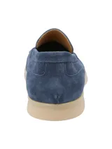 Mocasín de cuero gamuzado color azul para hombre, con suela de goma clara y diseño clásico slip-on.