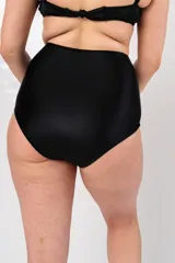 Bombacha de baño azul marino, corte clásico de tiro alto, forrada en la parte delantera y confeccionada con tela con filtro UV.