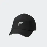Gorro deportivo tipo gorra de cinco paneles, color negro, con logo reflectante en el frente y borde reflectante en la visera. Diseñado con una abertura trasera específica para coleta, fabricado en tejido técnico ligero, transpirable, de secado rápido y resistente al agua.