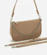 Cartera tipo shoulder baguette de tamaño pequeño, confeccionada en poliuretano con textura símil reptil. Presenta un diseño estructurado con cierre superior, correa larga ajustable y removible, y una cadena metálica decorativa en la parte frontal.