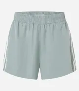 Bermuda deportiva modelo runner de la marca Get Over, confeccionada en poliéster. Presenta un diseño holgado con cintura elástica, bajo redondeado y rayas laterales decorativas.