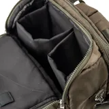 Bolso matero verde con estampado de camuflaje, confeccionado en poliéster. Tiene acceso con cierre, dos bolsillos externos con cierre, un bolsillo interno con cierre y dos bolsillos internos abiertos. Incluye correa regulable y compartimentos para notebook y matero.
