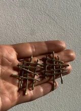 Aros colgantes de bronce con forma de entramado irregular.