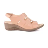 Sandalia de cuero negra con diseño de tiras anchas en el empeine, ajuste con velcro en el tobillo y plataforma baja.