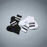 Medias de caña media color blanco con una franja horizontal negra y el texto 'STOCK' estampado en negro en la parte superior.