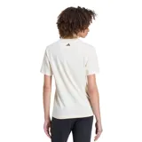 Remera de algodón beige de corte clásico, con mangas cortas y cuello redondo. Presenta un estampado frontal que combina el texto "Adidas" y "Farm Rio" en color marrón con un gran ramo de flores coloridas en el centro.