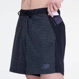 Short de running negro con estampado a cuadros grises reflectantes.