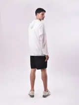 Campera gris oscuro con capucha y cierre frontal.