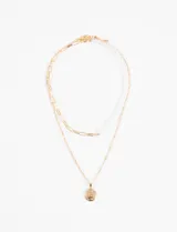 Collar dorado de tres capas con cadena de eslabones, cadena de perlas y cadena fina con dije de medalla redonda con strass.