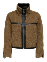 Campera de textura teddy color marrón, con detalles en cuero sintético negro en el cuello, cierre frontal, bolsillos y mangas. Presenta cierre en los puños y corte recto.