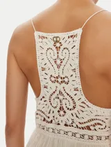 Vestido largo blanco con breteles finos, escote en V y detalle de tejido crochet calado en la cintura. La falda es plisada y termina con un borde de encaje ancho.