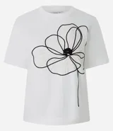 Remera de corte box, levemente amplia, confeccionada en algodón. Presenta cuello redondo, mangas cortas y un diseño de flor bordada en hilo negro en la parte delantera.