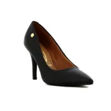 Zapato de tacón alto negro, tipo stiletto, con punta fina y aplique metálico dorado en el lateral.