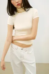 Camiseta de manga corta color marrón, con cuello redondo y corte slim fit.