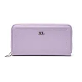 Billetera violeta de cuero sintético con cierre perimetral, logo metálico plateado y múltiples compartimentos internos.