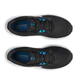 Championes de running Under Armour con tecnología Charged Cushioning en la entresuela. Presentan un diseño en color negro con detalles en azul brillante y el logo de la marca en blanco en el lateral. Confeccionados en tejido de malla transpirable con suela de goma resistente.