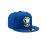 Gorro New Era azul con visera plana y logo bordado de los Golden State Warriors en amarillo.
