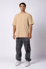 Remera de corte oversize color negro, con cuello redondo y detalle de costura en forma de X en el frente.