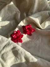 Par de caravanas con forma de flor, hechas a mano en porcelana.